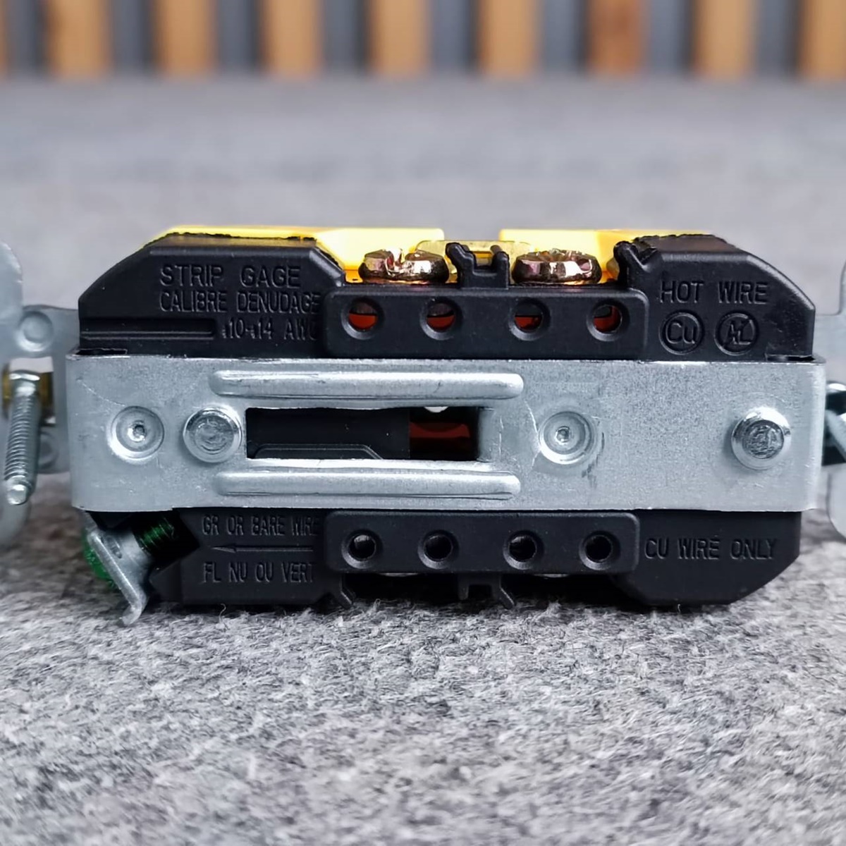 สีเหลือง เต้ารับ คู่3ขา R270U-Y สีเหลือง เต้ารับ AC ใส่ AC PANEL เต้าไฟฟ้า เต้าเสียบปลั๊กไฟ ปลั๊กไฟคู่ ปลั๊กตัวเมีย เอไอ-ไพศาล