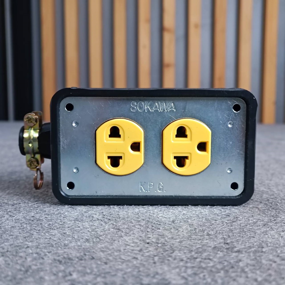 สีเหลือง บล็อคยางปลั๊กไฟ2ช่อง X-6 พร้อมเต้ารับคู่3ขา R270U-Y สีเหลือง ปลั๊กไฟ ปลั๊กพร้อมเต้ารับ เอไอ-ไพศาล