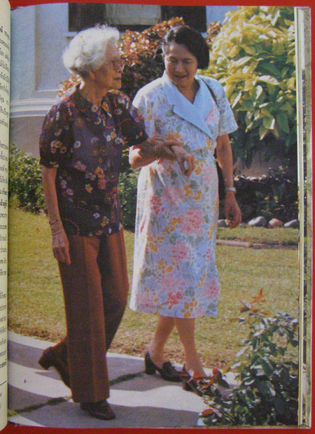 สมเด็จพระศรีนครินทราบรมราชชนนี 003465 (1)