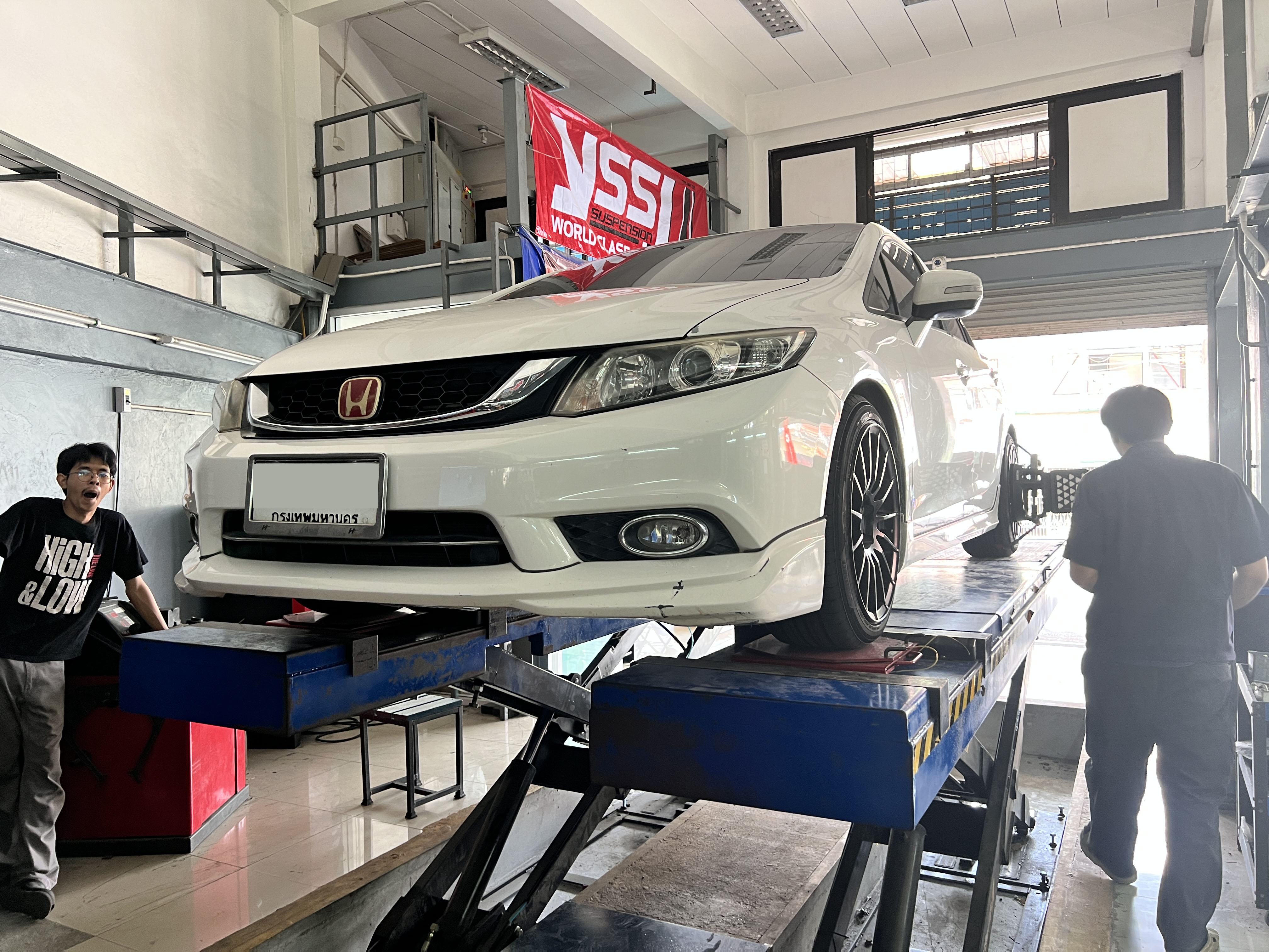 HONDA CIVIC เปลี่ยนยางรถยนต์ใช้งานประจำวัน เน้นนุ่มนวล ปลอดภัย เลือกใช้งานยางผลิต ญี่ปุ่น made In Japan นุ่มพรีเมี่ยม พร้อมบริการแบบครบ จบ ที่เดียว [+] Yokohama alliance al030ex Made in Japan [+] ขนาด 215/45R17 โปรโมชั่นราคาพิเศษ ติดต่อสอบถามเพิ่มเติม โทร : 08-6569-1915 บุ๊ก และทีมงาน ยินดีต้อนรับครับ 𝙊𝙪𝙧 𝙎𝙚𝙧𝙫𝙞𝙘𝙚 บริการทางร้าน เรารับทำอะไรบ้าง 🔧 ติดตั้งยางแบบไร้รอย 100% 🔧 บริการสลับยาง ตามอายุ 🔧 มียางรถยนต์ทุกยี่ห้อให้เลือกซื้อ 🔧 เช็คช่วงล่าง แก้ปัญหาให้ตรงจุด 🔧 บริการล้างลิ้นปีกผีเสื้อ 🔧 บริการเช็คระยะรถยนต์ 🔧 เปลี่ยนถ่ายของเหลวทั้งระบบ 🔧 ตั้งศูนย์ด้วยเครื่อง HUNTER นำเข้าจาก USA #รถยนต์มีปัญหาไม่รู้ต้องแก้ตรงไหน ทางเรายินดี ตรวจหาปัญหาและหาวิธีแก้ บอกลูกค้าก่อนลงมือทำเสมอราคาเป็นธรรมไม่เอาเปรียบ สบายใจคุณลูกค้า ---------------------------------- ดูแลให้คำปรึกษาทุกปัญหาคาใจ ไม่ทิ้งลูกค้า มีบริการหลังการขาย 【ให้ผู้เชี่ยวชาญของเรา ดูแลรถคุณ】 ร้านยางเจริญรุ่งเรือง ยินดีต้อนรับครับ #ยางรถยนต์ #yokohama #alliance #al30 #madeinjapan