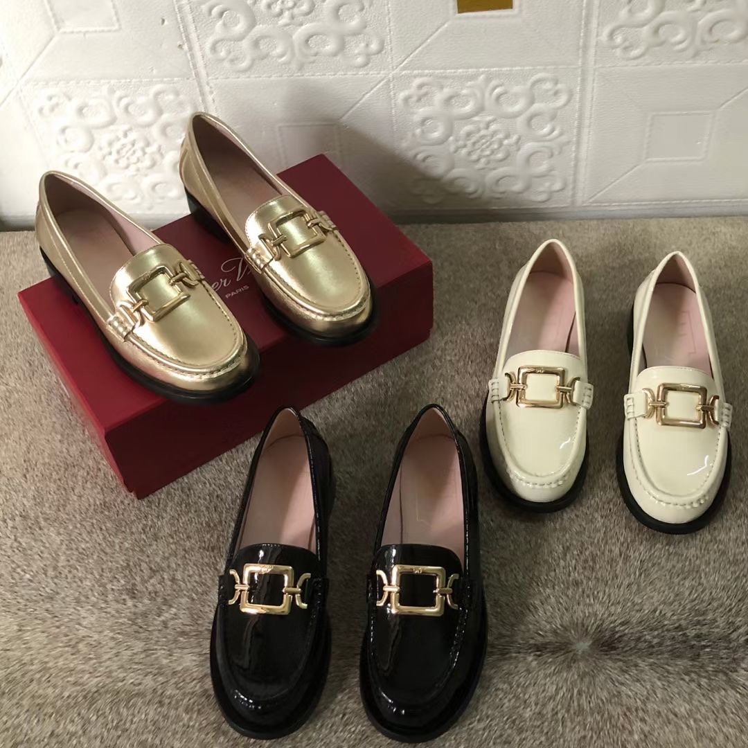 **do** รองเท้าหนัง Roger Vivier Metal Buckle Morsetto Loafers in Patent Leather มี 3 สีให้เลือก สินค้าใหม่ ของแท้