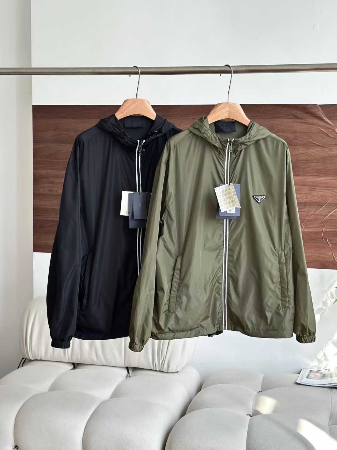 **do** เสื้อ Prada Re Nylon Blouson กันลม กันฝน ไม่ใช้พับเป็นกระเป๋าได้ มี 2 สี ใส่ได้ ชาย หญิง สินค้าใหม่ ของแท้