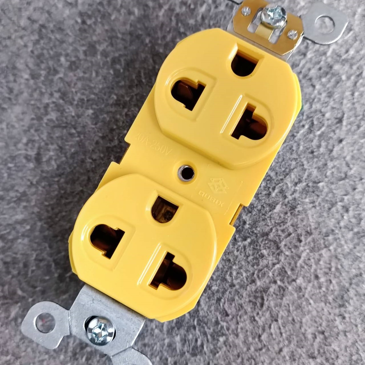 สีเหลือง เต้ารับ คู่3ขา R270U-Y สีเหลือง เต้ารับ AC ใส่ AC PANEL เต้าไฟฟ้า เต้าเสียบปลั๊กไฟ ปลั๊กไฟคู่ ปลั๊กตัวเมีย เอไอ-ไพศาล