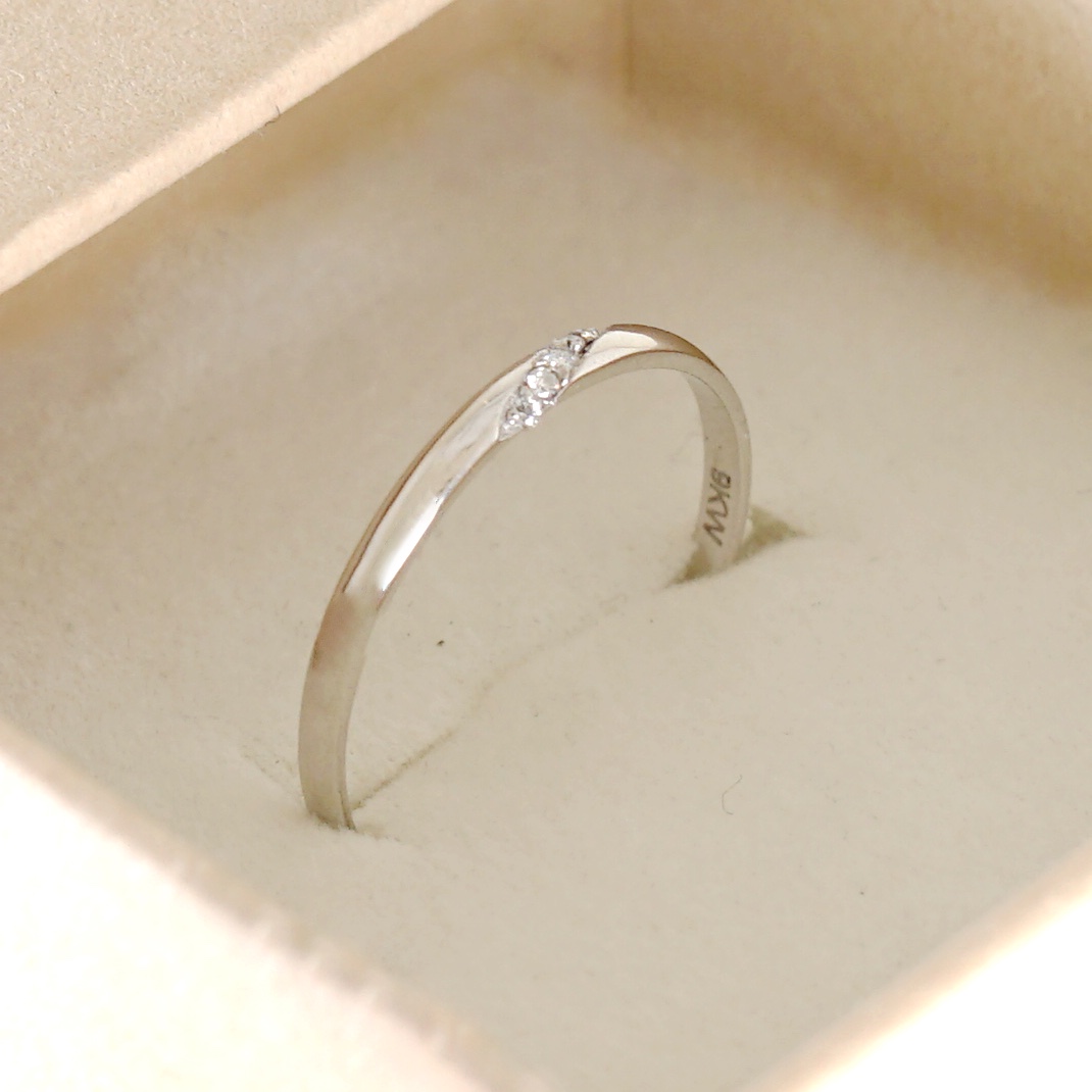 แหวนทองแท้สไตล์คลีนๆ มีกิมมิคเป็นเพชรแท้ไซส์มินิพาดผ่านตัวเรือน ใส่ขึ้นกับนิ้วแล้วรับรองว่าดูแพงแบบไม่เอะอะ Classy ที่สุดค่ะ