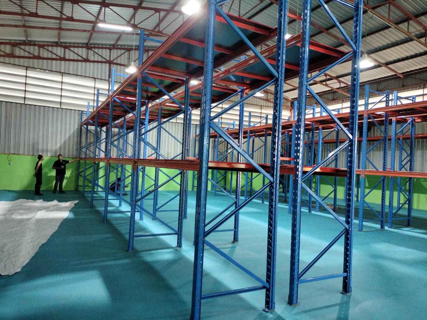 ชั้นวางสินค้าในโกดังมือสอง