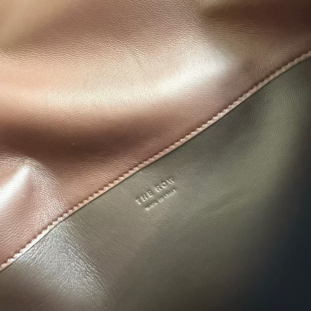 กระเป๋าหนังแกะ The Row Nan Shoulder Bag in Leather มี 2 สี มีกระเป๋าเล็กห้อย สินค้าใหม่ ของแท้
