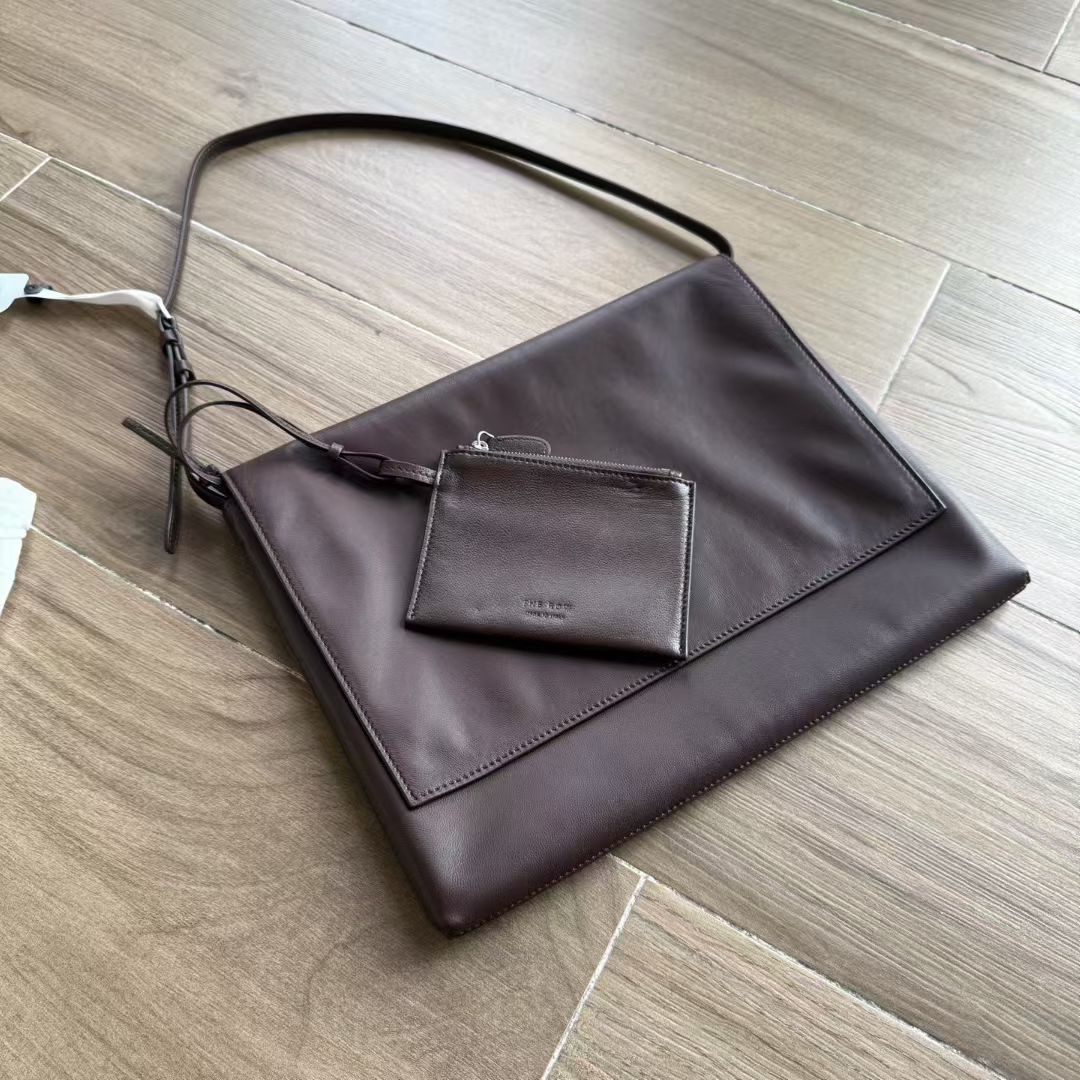 กระเป๋าหนังแกะ The Row Nan Shoulder Bag in Leather มี 2 สี มีกระเป๋าเล็กห้อย สินค้าใหม่ ของแท้
