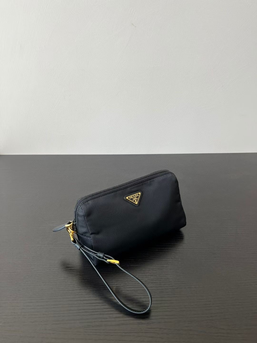 **do** กระเป๋า Prada Re-Nylon pouch สายหนังแท้ ใส่มือถือได้ สินค้าใหม่ ของแท้