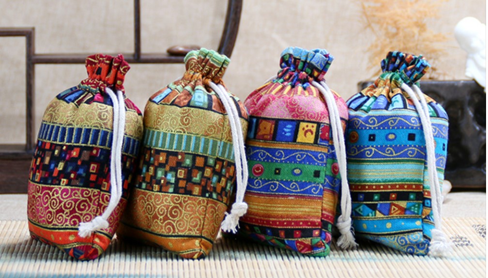 ถุงผ้ากระสอบ พิมพ์ลาย แบบไทย ๆ ถุงผ้าหูรูด ลายอาร์ต ลายไทย สีสันสดใส ถุงผ้าใส่ของชำร่วย ของขวัญ 357230