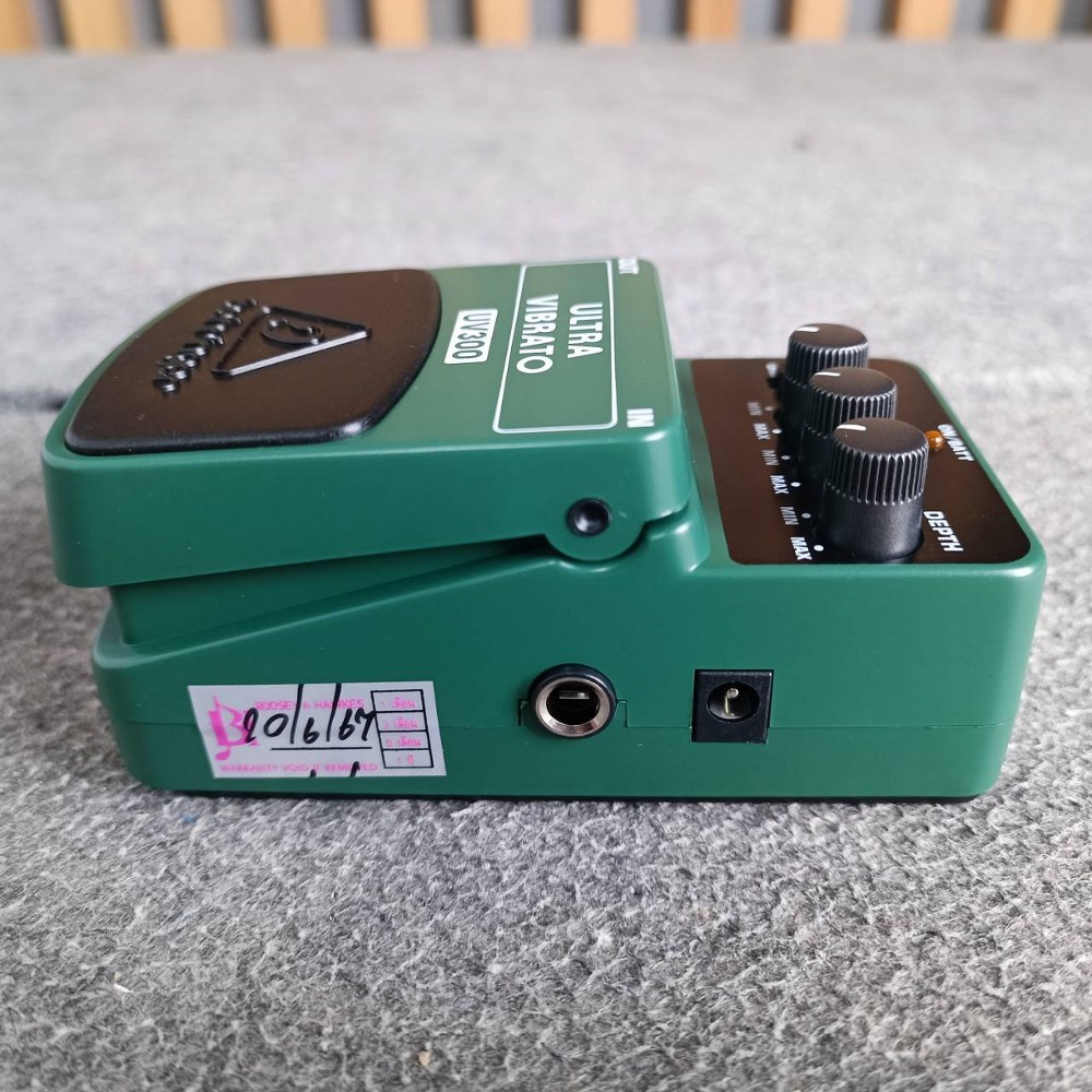 BEHRINGER UV-300 เอฟเฟคกีต้าร์ Ultra Vibrato Pedal เอฟเฟ็คกีตาร์ที่ให้เสียง classic and mind-bending, dimensional vibrato effects แบบ ’60s and ’70s, 3-Pedal Modes เบริงเจอร์ UV 300 UV300 เอไอ-ไพศาล