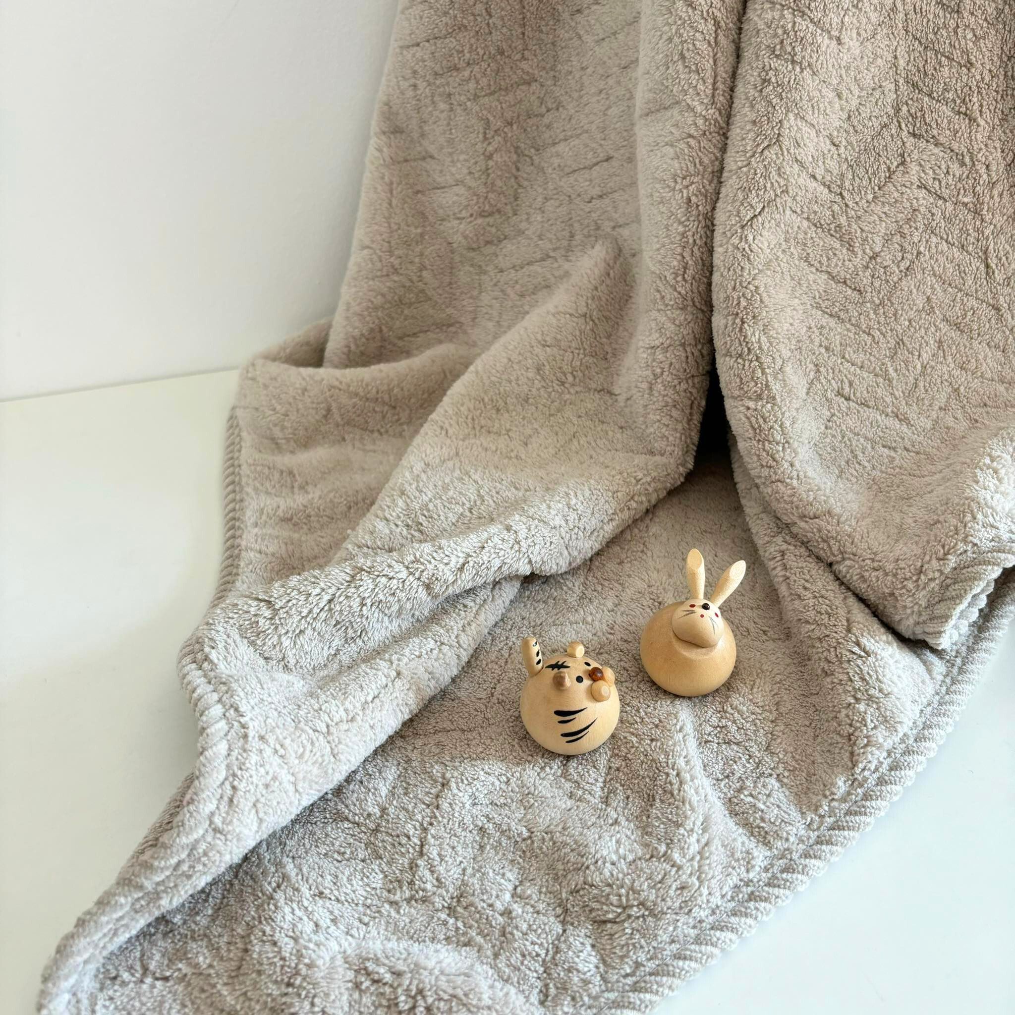 🍀HAVEN Towel Microfiber รุ่น NANO VELVET EMILY EMBOSS🍀ผ้าเช็ดตัว ผ้าขนหนู ไมโครไฟเบอร์ ขนาด 28*56 นิ้ว HAVEN แท้💯Taupe