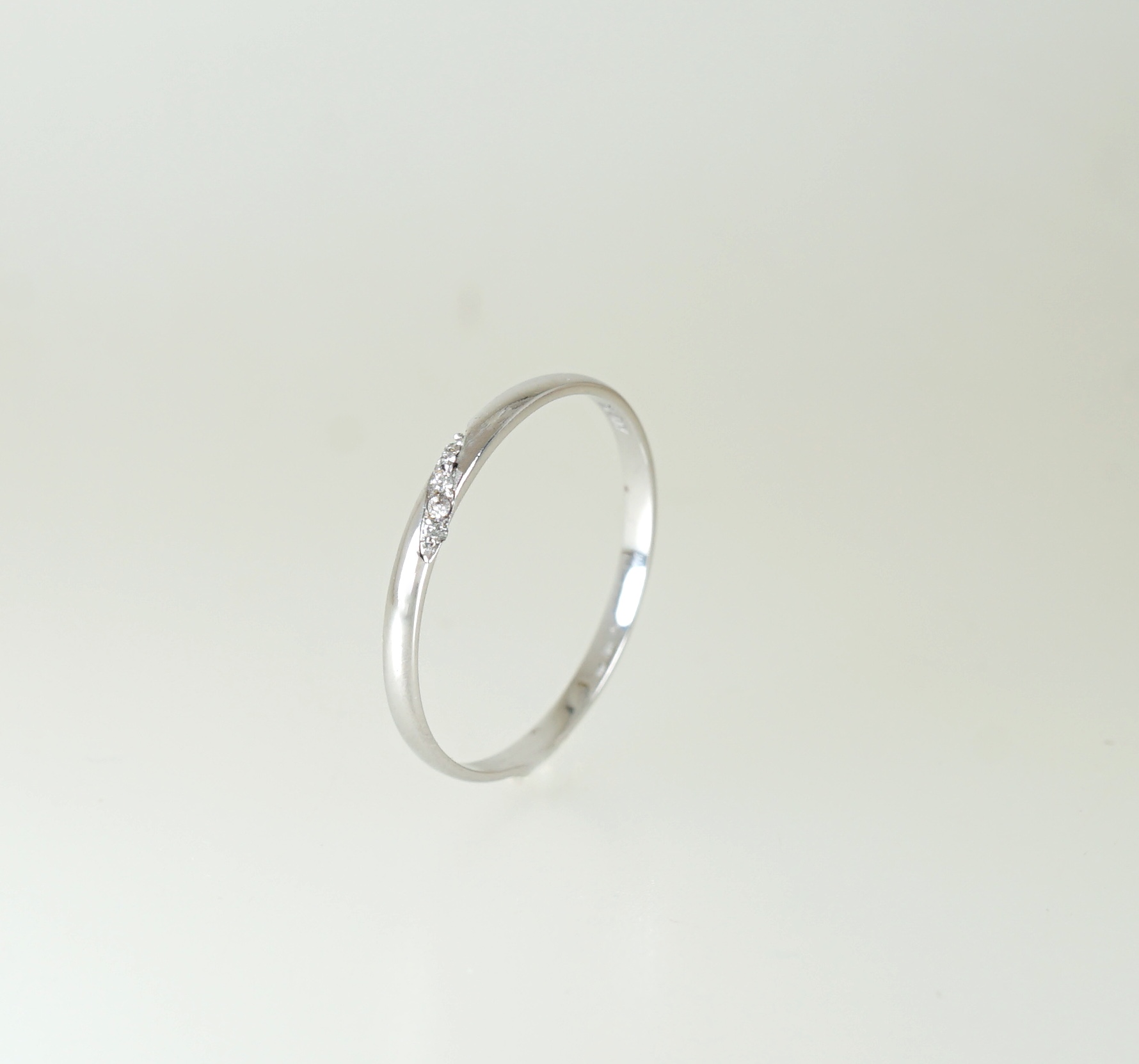 แหวนทองแท้สไตล์คลีนๆ มีกิมมิคเป็นเพชรแท้ไซส์มินิพาดผ่านตัวเรือน ใส่ขึ้นกับนิ้วแล้วรับรองว่าดูแพงแบบไม่เอะอะ Classy ที่สุดค่ะ