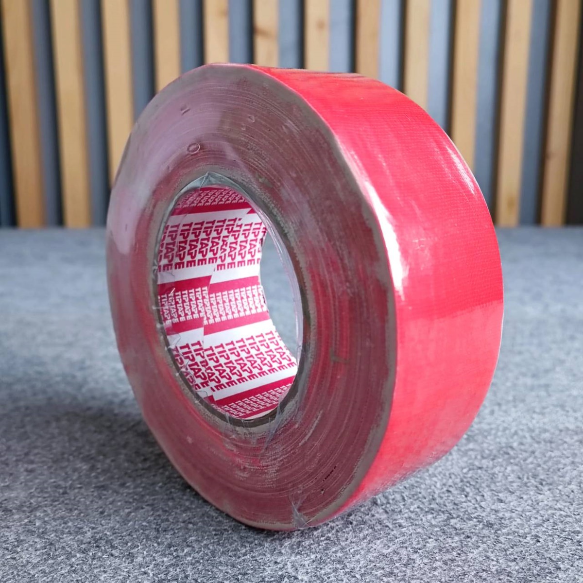 1ม้วน สีแดง แร็คซีน2นิ้ว 50หลา เทปกาว2" เทปกาว2นิ้ว เทป อุปกรณ์สำหรับงานเวที แร็คซีนสีแดง แร็คซีนยาว50หลา แร็คซีน50หลา เอไอ-ไพศาล