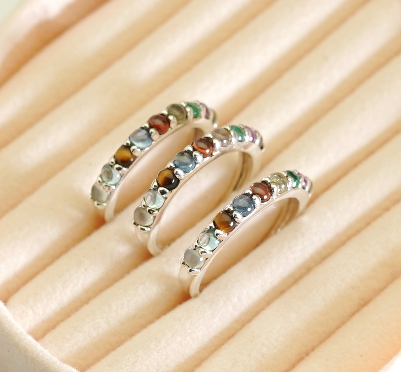 แหวนนพเก้า ตัวเรือนเงินแท้ เสริมมงคล ตัวเรือนเป็นเงินแท้ มาตรฐานสากล 92.5% ไม่ผสมโลหะหนัก ประดับด้วยพลอยแท้ 9 ชนิด เจียรแบบหลังเบี้ย เสริมสร้างความสิริมงคล