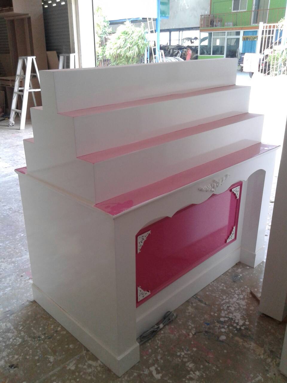 ตู้โชว์ขั้นบันได 2 หน้าวินเทจสีขาวสำหรับร้านค้า