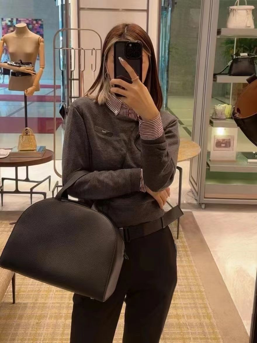 **do** กระเป๋าหนัง THE ROW TWO LOGO BOWLER BAG มี2 สี สินค้าใหม่ ของแท้