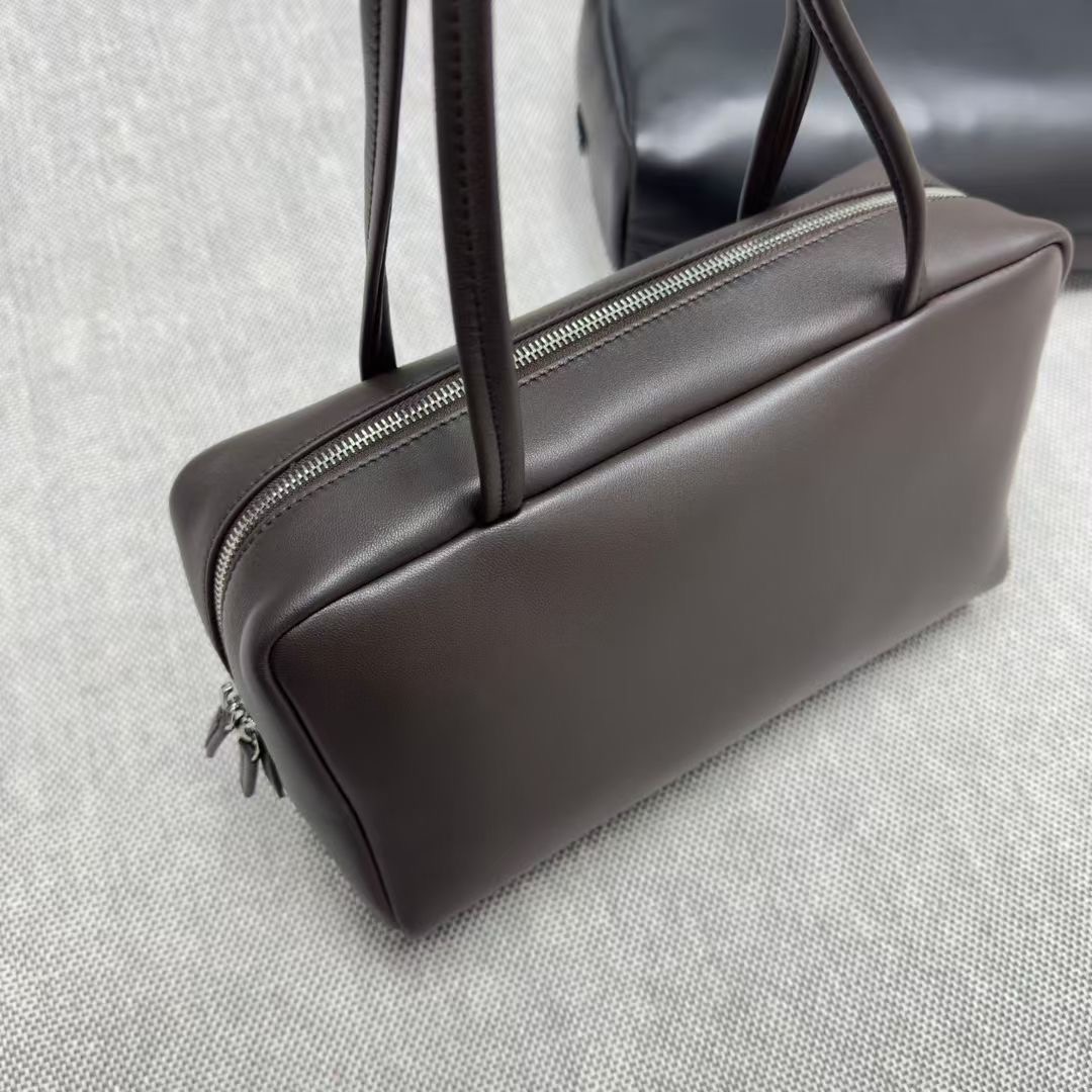 กระเป๋าหนังแกะ THE ROW Astra leather tote bag มี 2 สี หนังนุ่มมาก สินค้าใหม่ ของแท้