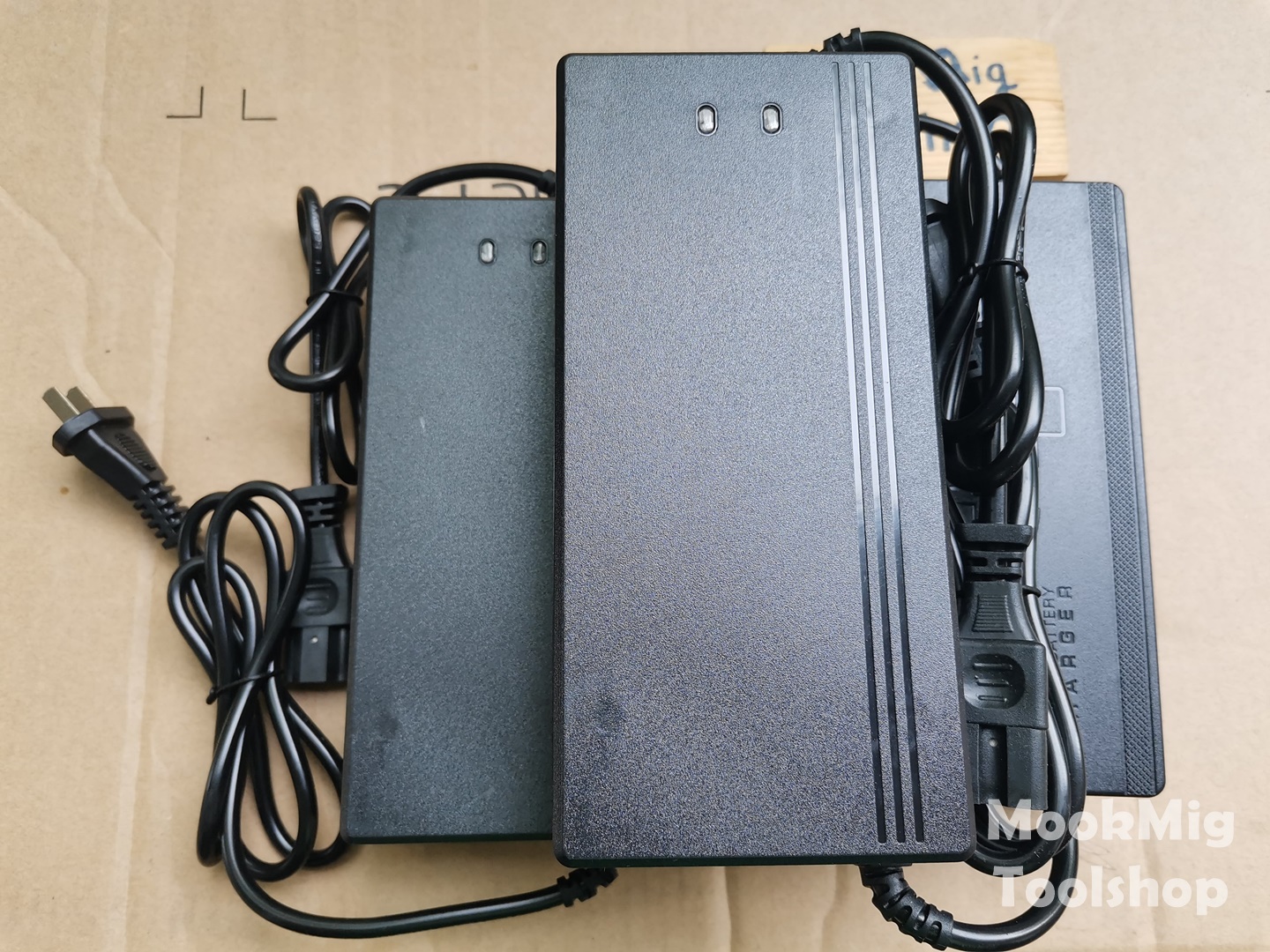 Adaptor Charger ยี่ห้อ Fast Suer 36V - 72V สำหรับชาร์จแบตเตอรี๋ Li-Ion , Lifepo4 หัวปลั๊ก IEC รถไฟฟ้า แบตเตอรี่
