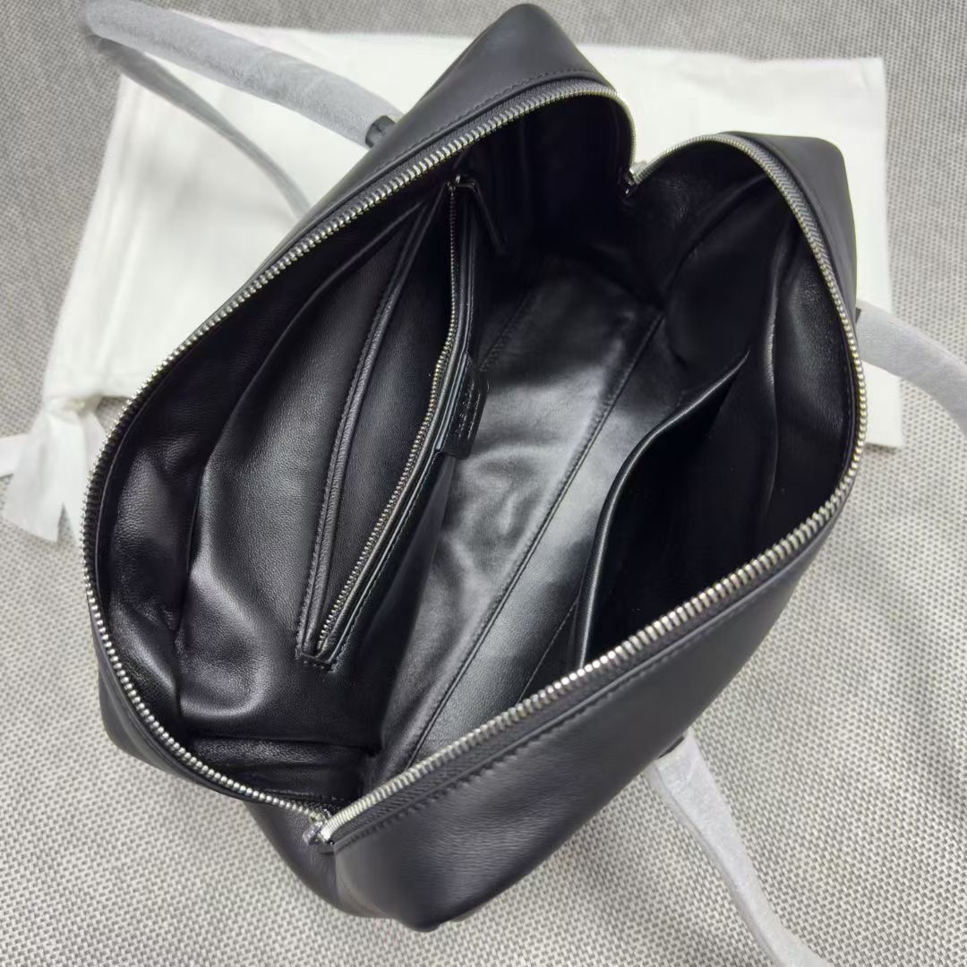 กระเป๋าหนังแกะ THE ROW Astra leather tote bag มี 2 สี หนังนุ่มมาก สินค้าใหม่ ของแท้