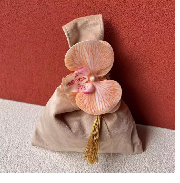 ถุงผ้ากำมะหยี่ ใส่ของขวัญ ของชำร่วย งานแต่งงาน ขนาดเล็ก ตกแต่ง ด้วย ดอกกล้วยไม้ สวย ๆ 805787