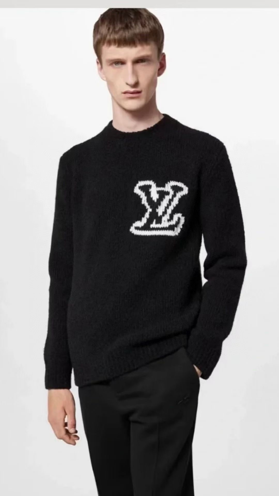 **do** เสื้อถักกันหนาว LV Intarsia Crewneck Sweater มี 2 สี ใส่ได้ชาย หญิง ปัก LV หน้าหลัง สินค้าใหม่ ของแท้
