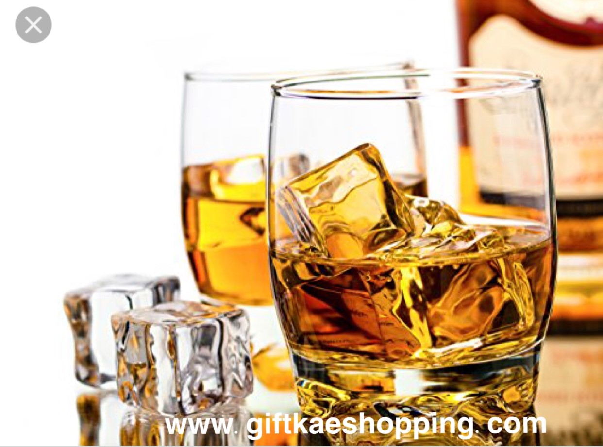 น้ำแข็งปลอม (น้ำแข็งสี่เหลี่ยมก้อนใหญ่) ขนาด 2.5 คูณ 2.5 ซม. 1 ถุงบรรจุครึ่งกิโล