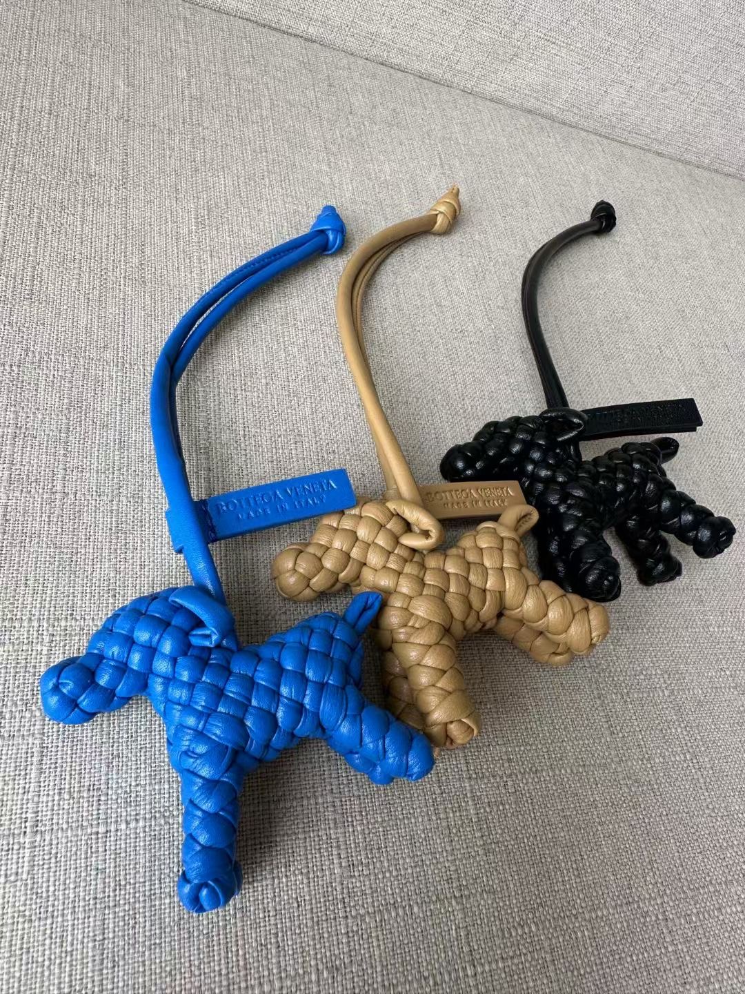 **do** ที่ห้อยกระเป๋า Bottega Dog Charm หนังแกะสาน มี 3สี ใหม่ ของแท้