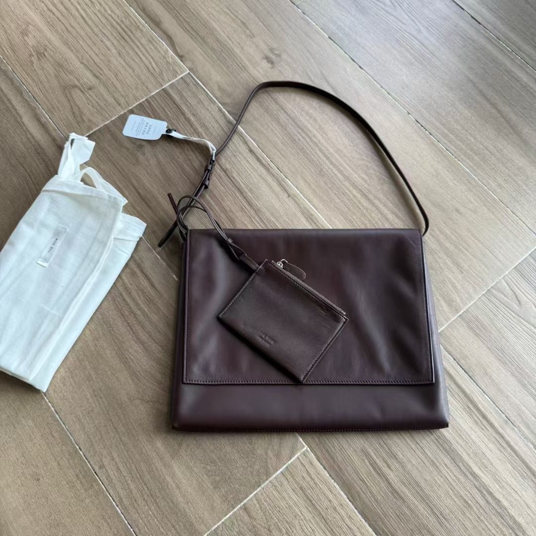 กระเป๋าหนังแกะ The Row Nan Shoulder Bag in Leather มี 2 สี มีกระเป๋าเล็กห้อย สินค้าใหม่ ของแท้