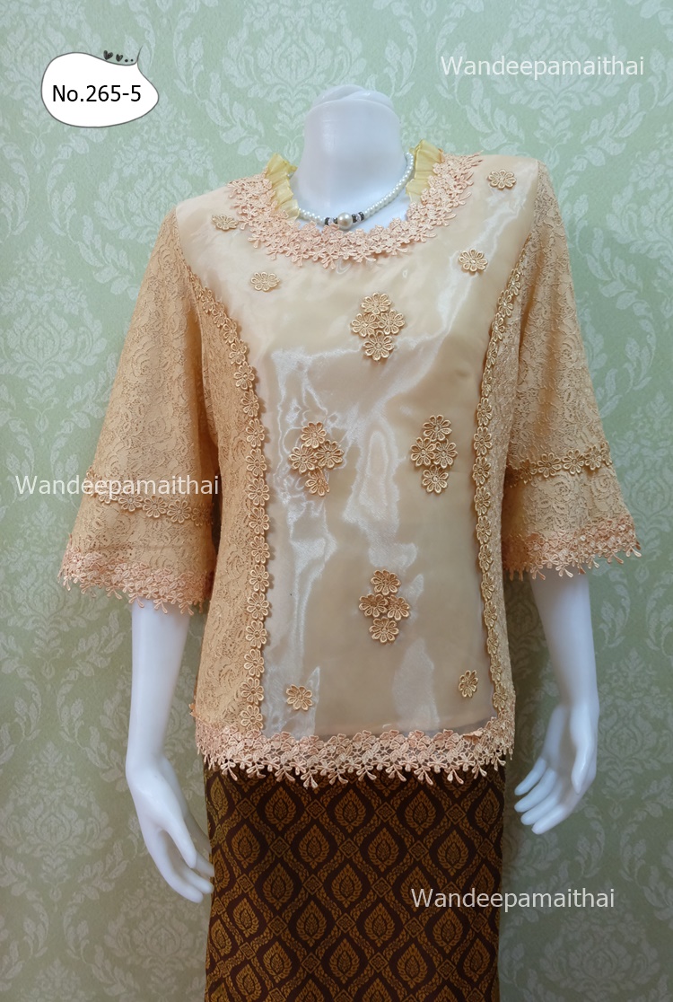 เสื้อลูกไม้ แขนสามส่วน คอระบายผ้าแก้ว ด้านหน้าแต่งผ้าแก้ว สีน้ำตาล เบอร์ 50
