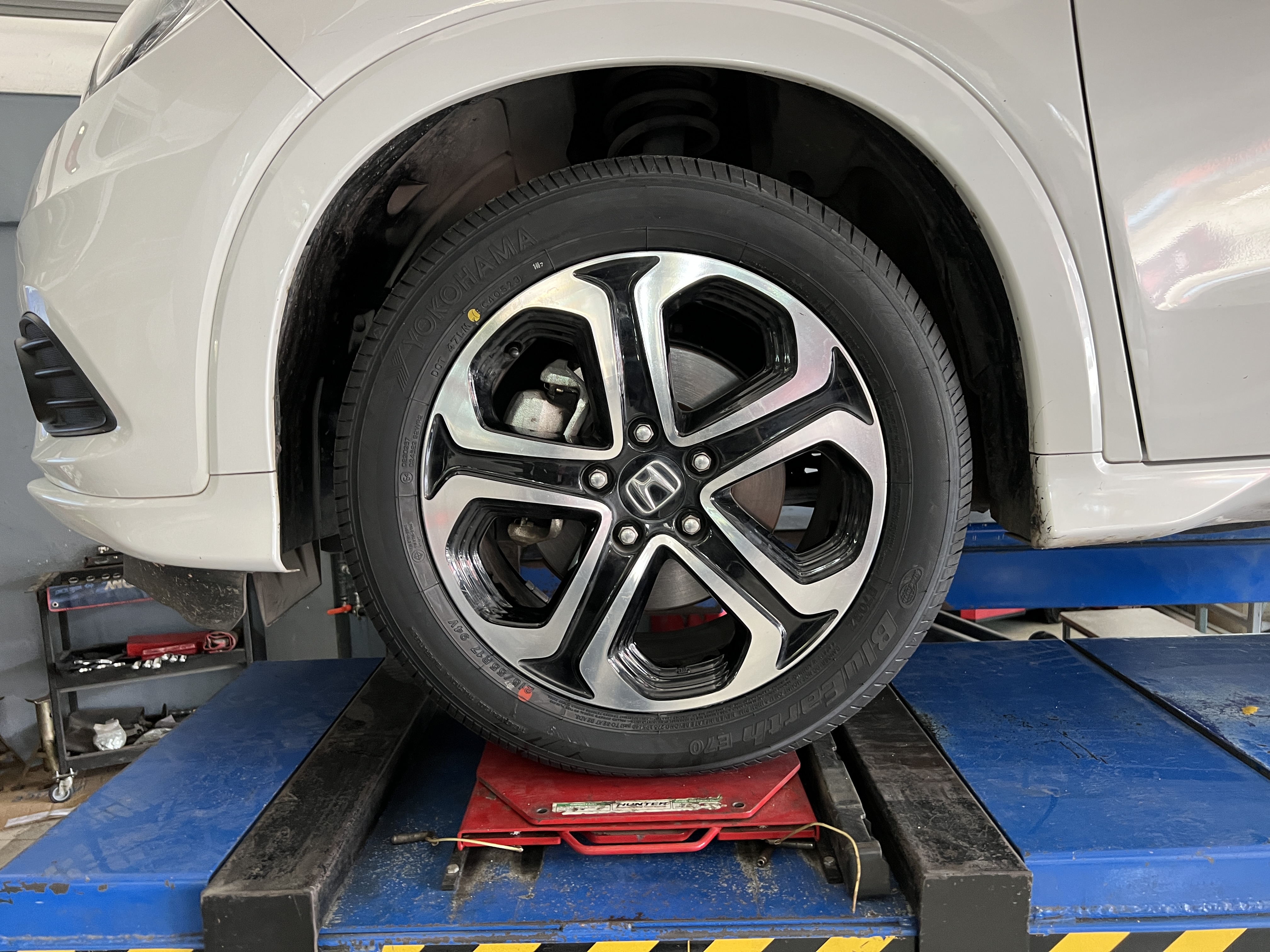 HONDA HRV เปลี่ยนยางเบอร์เดิม รุ่นเดิม ตรงรุ่น ไว้ใจ YOKOHAMA ยางพรีเมี่ยมญี่ปุ่น พร้อมบริการติดตั้ง ครบจบที่เดียว [+] Yokohama Bluearth E70 [+] ขนาด 215/55R17 โปรโมชั่นราคาพิเศษ ติดต่อสอบถามเพิ่มเติม โทร : 08-6569-1915 บุ๊ก และทีมงาน ยินดีต้อนรับครับ 𝙊𝙪𝙧 𝙎𝙚𝙧𝙫𝙞𝙘𝙚 บริการทางร้าน เรารับทำอะไรบ้าง 🔧 ติดตั้งยางแบบไร้รอย 100% 🔧 บริการสลับยาง ตามอายุ 🔧 มียางรถยนต์ทุกยี่ห้อให้เลือกซื้อ 🔧 เช็คช่วงล่าง แก้ปัญหาให้ตรงจุด 🔧 บริการล้างลิ้นปีกผีเสื้อ 🔧 บริการเช็คระยะรถยนต์ 🔧 เปลี่ยนถ่ายของเหลวทั้งระบบ 🔧 ตั้งศูนย์ด้วยเครื่อง HUNTER นำเข้าจาก USA #รถยนต์มีปัญหาไม่รู้ต้องแก้ตรงไหน ทางเรายินดี ตรวจหาปัญหาและหาวิธีแก้ บอกลูกค้าก่อนลงมือทำเสมอราคาเป็นธรรมไม่เอาเปรียบ สบายใจคุณลูกค้า ---------------------------------- ดูแลให้คำปรึกษาทุกปัญหาคาใจ ไม่ทิ้งลูกค้า มีบริการหลังการขาย 【ให้ผู้เชี่ยวชาญของเรา ดูแลรถคุณ】 ร้านยางเจริญรุ่งเรือง ยินดีต้อนรับครับ #ยางรถยนต์ #yokohama #bluearth #E70