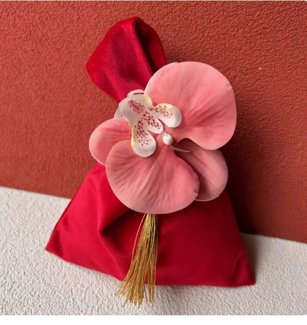 ถุงผ้ากำมะหยี่ ใส่ของขวัญ ของชำร่วย งานแต่งงาน ขนาดเล็ก ตกแต่ง ด้วย ดอกกล้วยไม้ สวย ๆ 805787