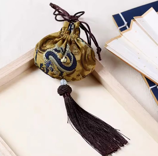 ถุงผ้าฝ้าย ทรงกลม ลายมังกร ทอง น้ำเงิน เบจ ห้อยพู่ แบบเก๋ ๆ ของชำร่วยแต่งงาน ปีมังกรทอง 918412