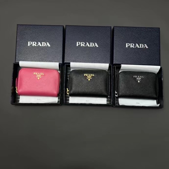 **C** กระเป๋าใส่เหรียญใส่บัตร Prada zip around coin purse แบบซิปล้อมใบเล็ก สินค้าใหม่ ของแท้