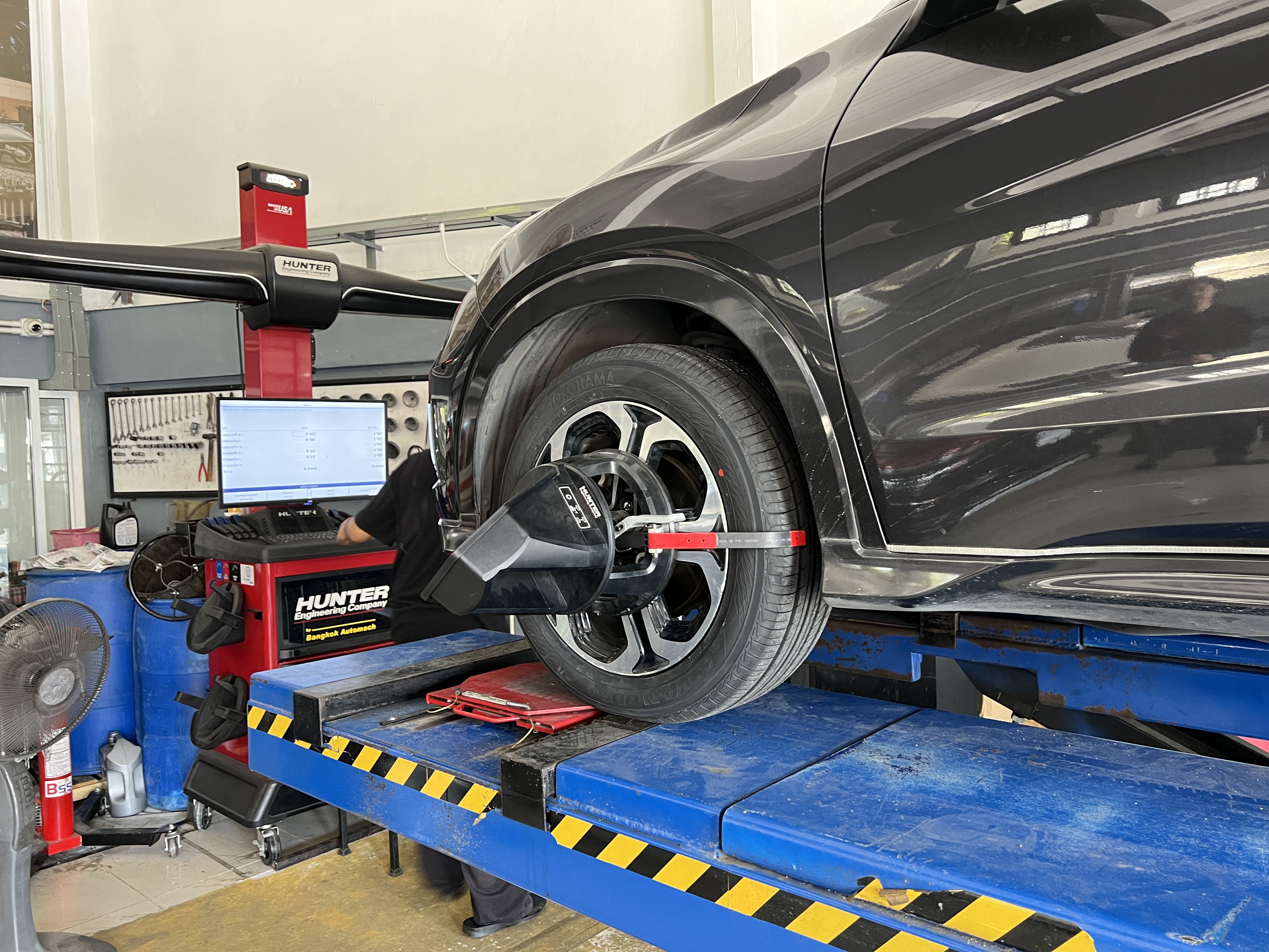 HONDA HRV เข้ารับบริการเปลี่ยนยางรถยนต์ ต้องการยางนุ่มเงียบ พรีเมี่ยมใช้งานยาวๆ นุ่มๆ [+] YOKOHAMA Advan dB V552 [+] ขนาด 215/55R17 โปรโมชั่นราคาพิเศษ ติดต่อสอบถามเพิ่มเติม โทร : 08-6569-1915 บุ๊ก และทีมงาน ยินดีต้อนรับครับ 𝙊𝙪𝙧 𝙎𝙚𝙧𝙫𝙞𝙘𝙚 บริการทางร้าน เรารับทำอะไรบ้าง 🔧 ติดตั้งยางแบบไร้รอย 100% 🔧 บริการสลับยาง ตามอายุ 🔧 มียางรถยนต์ทุกยี่ห้อให้เลือกซื้อ 🔧 เช็คช่วงล่าง แก้ปัญหาให้ตรงจุด 🔧 บริการล้างลิ้นปีกผีเสื้อ 🔧 บริการเช็คระยะรถยนต์ 🔧 เปลี่ยนถ่ายของเหลวทั้งระบบ 🔧 ตั้งศูนย์ด้วยเครื่อง HUNTER นำเข้าจาก USA #รถยนต์มีปัญหาไม่รู้ต้องแก้ตรงไหน ทางเรายินดี ตรวจหาปัญหาและหาวิธีแก้ บอกลูกค้าก่อนลงมือทำเสมอราคาเป็นธรรมไม่เอาเปรียบ สบายใจคุณลูกค้า ---------------------------------- ดูแลให้คำปรึกษาทุกปัญหาคาใจ ไม่ทิ้งลูกค้า มีบริการหลังการขาย 【ให้ผู้เชี่ยวชาญของเรา ดูแลรถคุณ】 ร้านยางเจริญรุ่งเรือง ยินดีต้อนรับครับ #ยางรถยนต์ #yokohama #v552 #advan