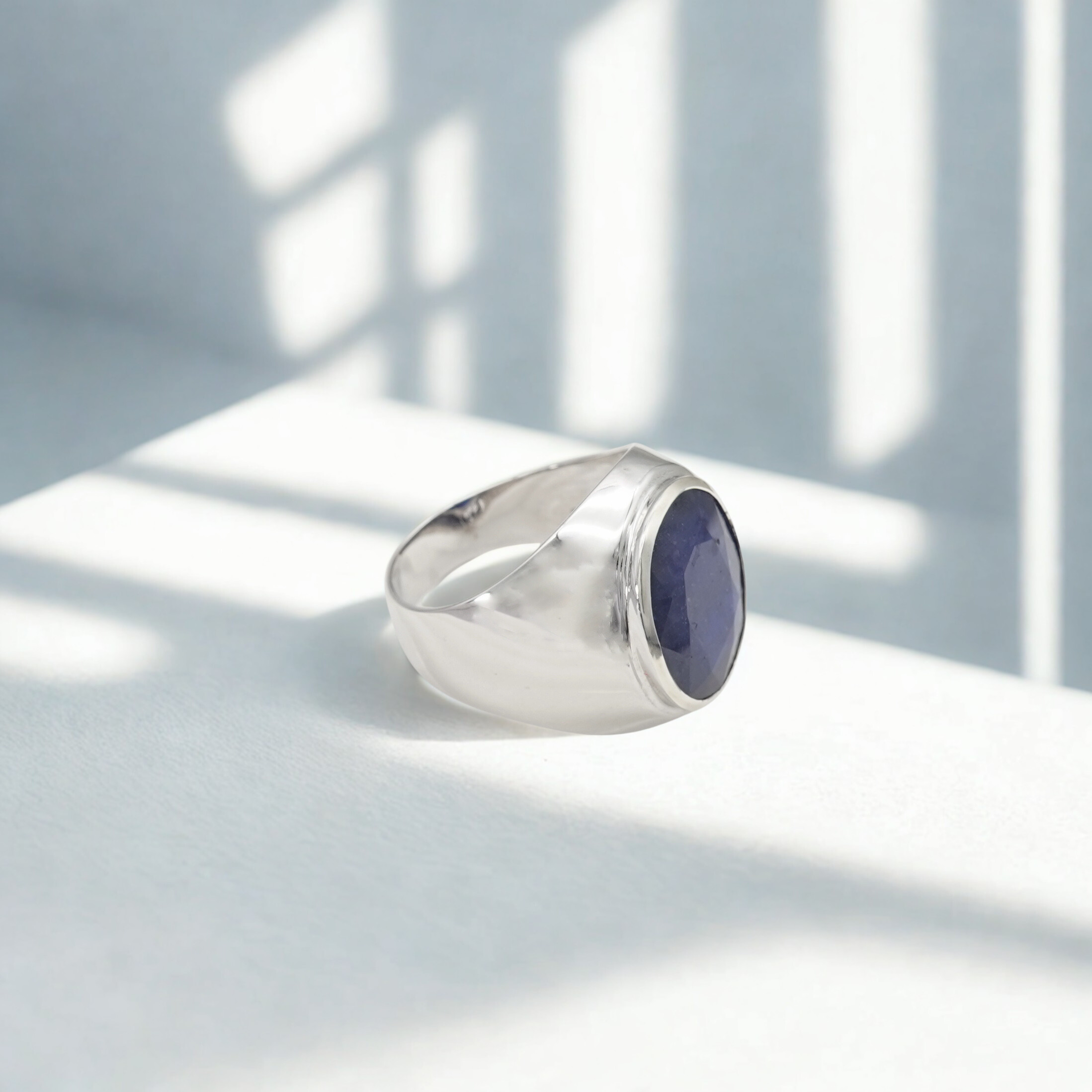 Crafted for the bold. แหวนเงินแท้ 925 ชุบทองขาว ฝังไพลินแท้ เจียระไนเหลี่ยมธรรมชาติ