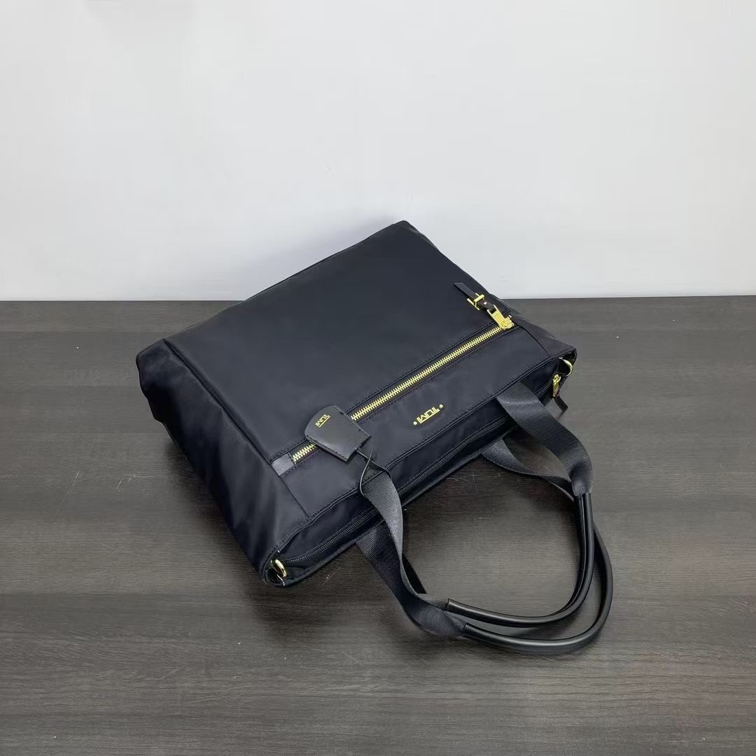 **do** กระเป๋าผ้าไนล่อน TUMI Voyageur Mauren Tote ใส่คอมพิวเตอร์ได้ ด้านหลังเสียบกระเป๋าเดินทางได้ สินค้าใหม่ ของแท้