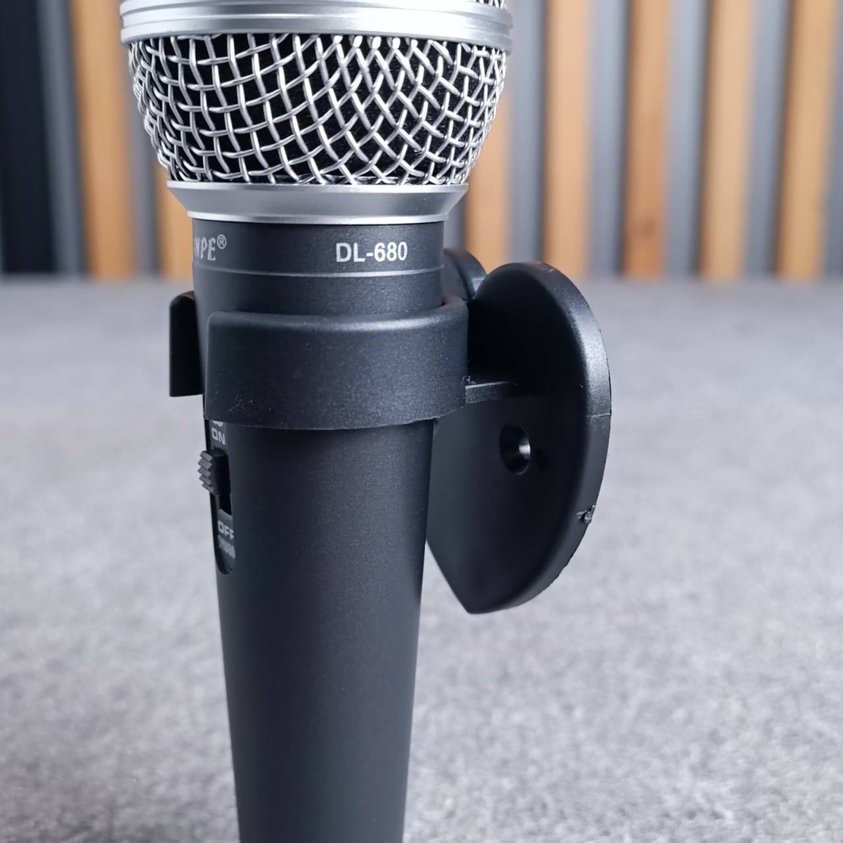 ขาแขวนไมค์ รูปหัวใจ HM-6 ที่แขวนไมค์ ติดผนัง ขาแขวนไมโครโฟนแบบพลาสติกสีดำ ขาแขนไมค์รูปหัวใจ เอไอ-ไพศาล