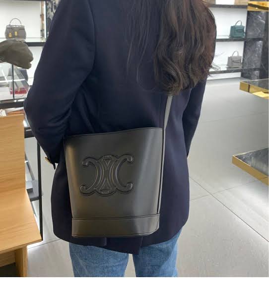 **do** กระเป๋าหนังแท้ Celine BUCKET CUIR TRIOMPHE IN SMOOTH CALFSKIN หนังนุ่มสวยมาก ของใหม่ แท้