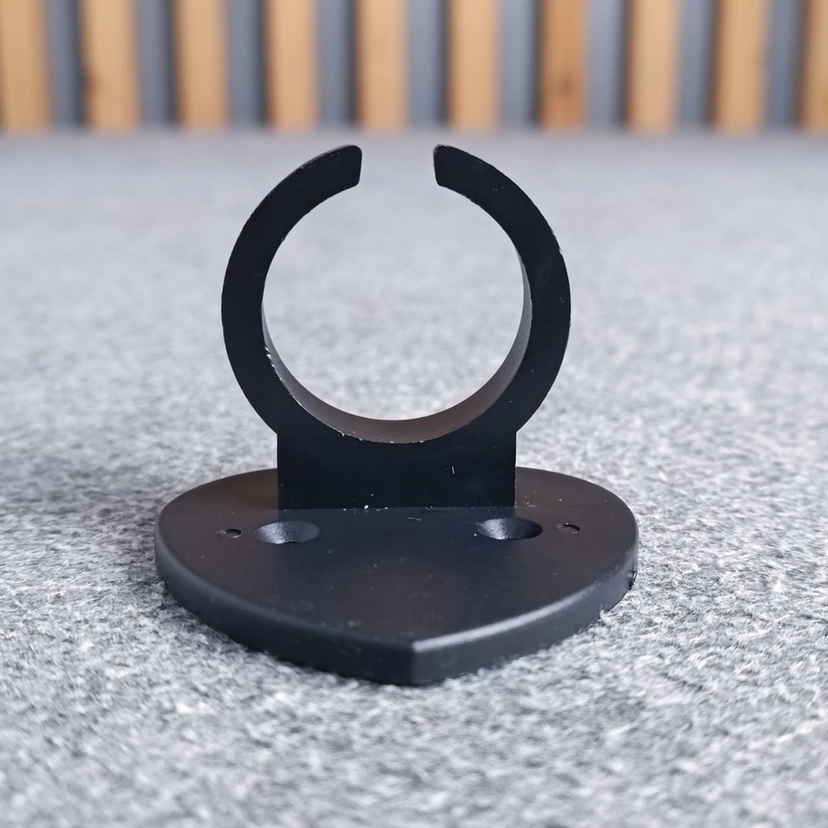 ขาแขวนไมค์ รูปหัวใจ HM-6 ที่แขวนไมค์ ติดผนัง ขาแขวนไมโครโฟนแบบพลาสติกสีดำ ขาแขนไมค์รูปหัวใจ เอไอ-ไพศาล