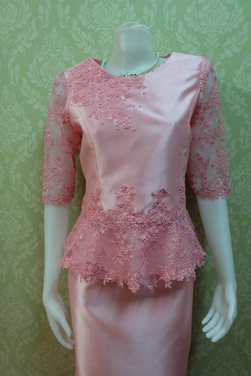 ชุดผ้าไหมสำเร็จรูป ชุดผ้าไหมอิตาลี อัดผ้ากาวทั้งตัว ปักมุขรอบคอ แต่งด้วยลูกไม้นอก สีโอรสชมพู เสื้อ+กระโปรงยาว เบอร์ 36