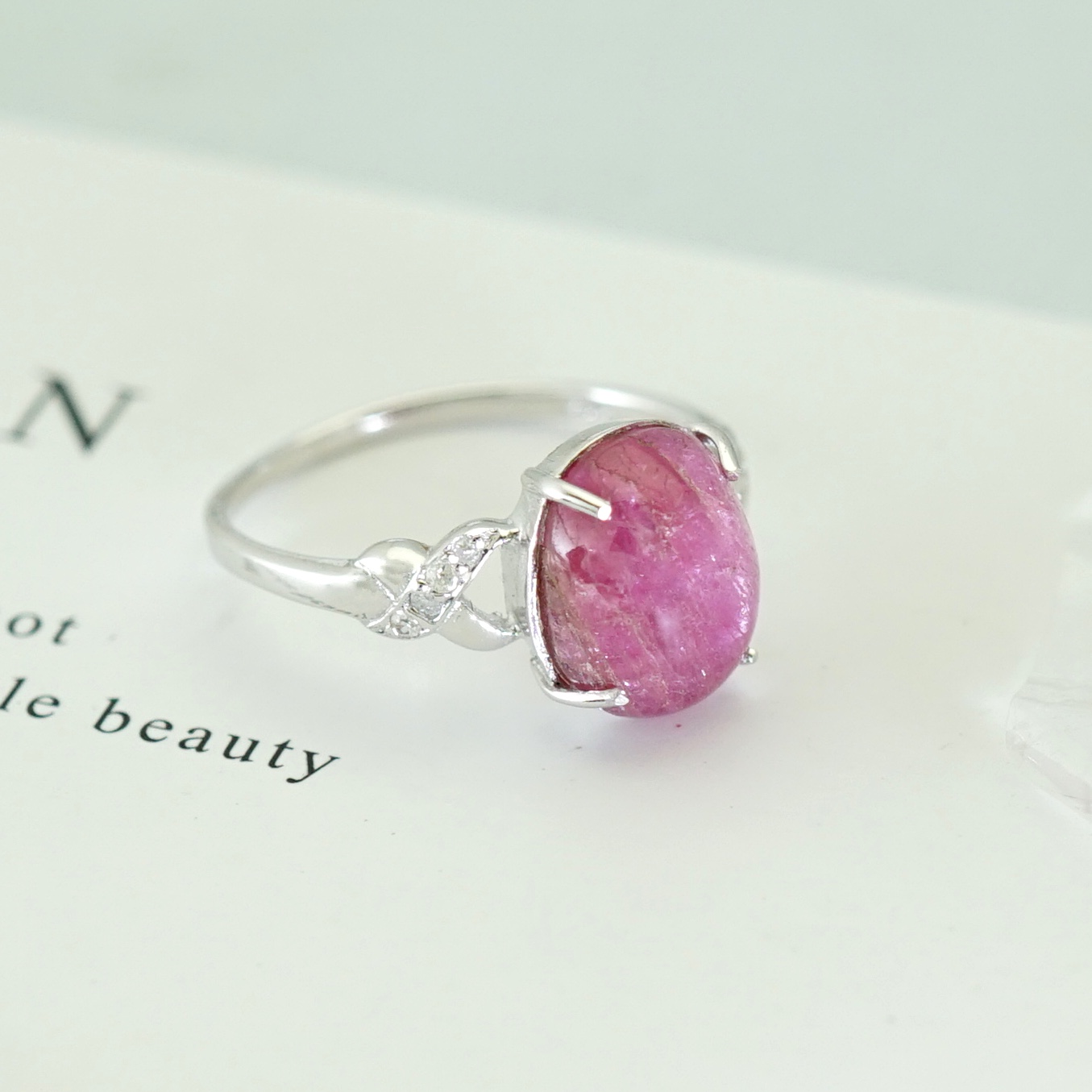 แหวนเงินแท้ ประดับด้วยทับทิมหลังเบี้ย และเพชรแท้