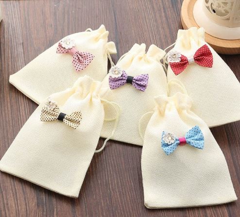 ถุงผ้ากระสอบ ถุงผ้าดิบ ถุงผ้าป่าน สำเร็จรูป ขนาด 10cmx14cm สีครีม แต่งโบว์ พร้อมใช้งาน ถุงผ้าใส่ของชำร่วย 800056