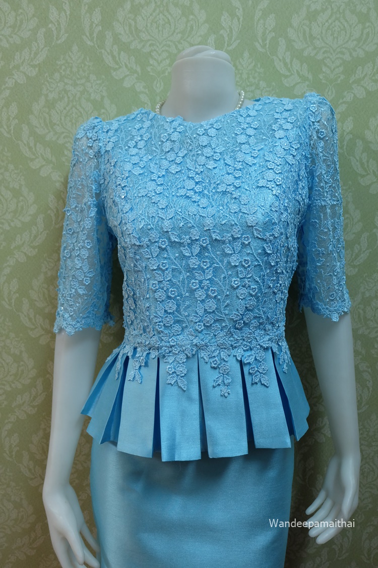 ชุดผ้าไหมอิตาลี อัดผ้ากาวทั้งตัว แต่งด้วยลูกไม้ฝรั่งเศสทั้งด้านหน้าและด้านหลัง แขนสามส่วน สีฟ้า เสื้อ+กระโปรงยาว เบอร์ 38