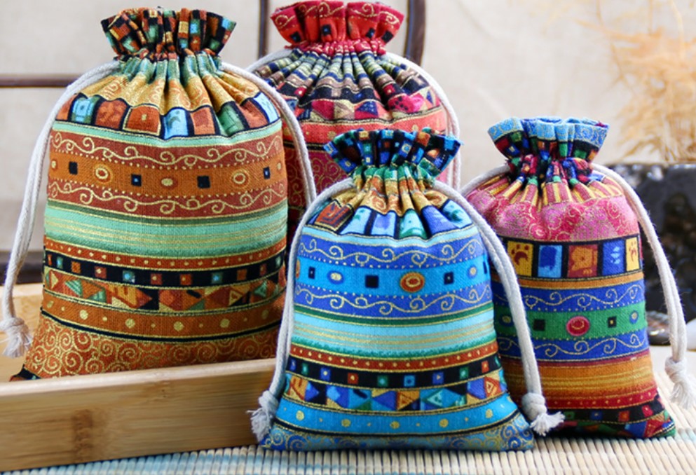 ถุงผ้ากระสอบ พิมพ์ลาย แบบไทย ๆ ถุงผ้าหูรูด ลายอาร์ต ลายไทย สีสันสดใส ถุงผ้าใส่ของชำร่วย ของขวัญ 357230