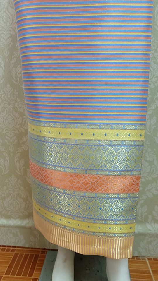 ผ้าถุงไหมสำเร็จรูป เนื้อดี สีโอรรส้ม สวยมาก เอว34นิ้วเลื่อนได้ถึง36นิ้ว