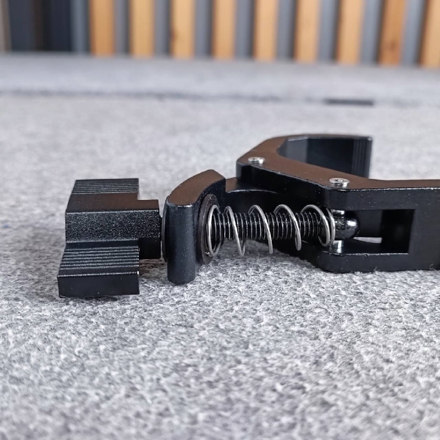 CLAMP-4 แค้มเดี่ยว สีดำ แค้มยึดไฟพาร์ แค้วยึดไฟเวที ไฟPAR แค้มสำหรับเกาะยึดทรัส เอไอ-ไพศาล