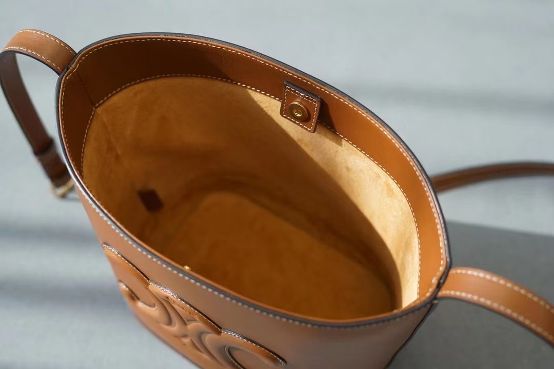 **do** กระเป๋าหนังแท้ Celine BUCKET CUIR TRIOMPHE IN SMOOTH CALFSKIN หนังนุ่มสวยมาก ของใหม่ แท้