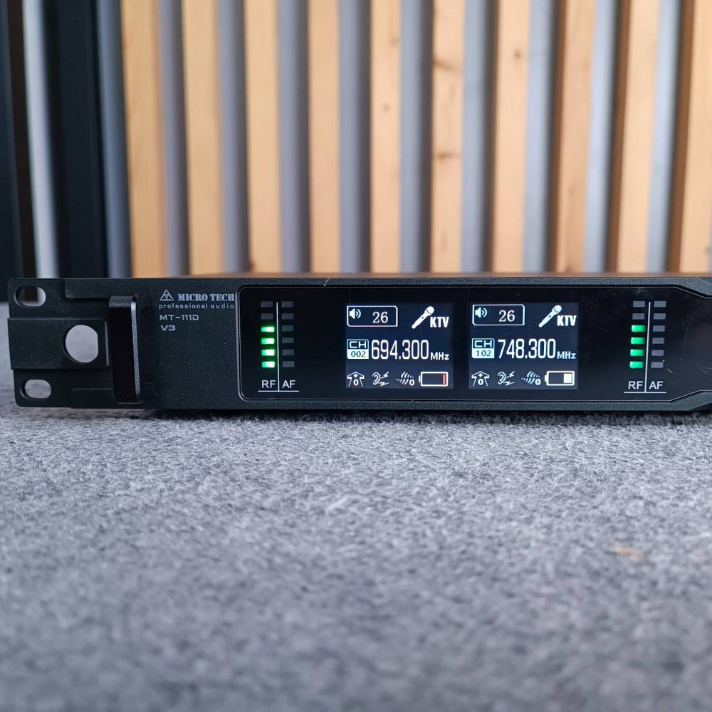 MICROTECH MT111D V3 ไมค์ลอยมือถือคู่UHF ไมค์ลอยคู่ ไมค์คาราโอเกะ MT-111D V3 แถม อุปกรณ์ย้ายเสา กระเป๋าเก็บไมค์ MT 111 D MT111 D MICRO TECH ไมโครเทค ไมค์ลอย - ถือคู่ ไมโครโฟนไร้สาย สามารถปรับเซ็ทที่ตัวเครื่อง และ ตัวไมค์ได้เลย เอไอ-ไพศาล +++