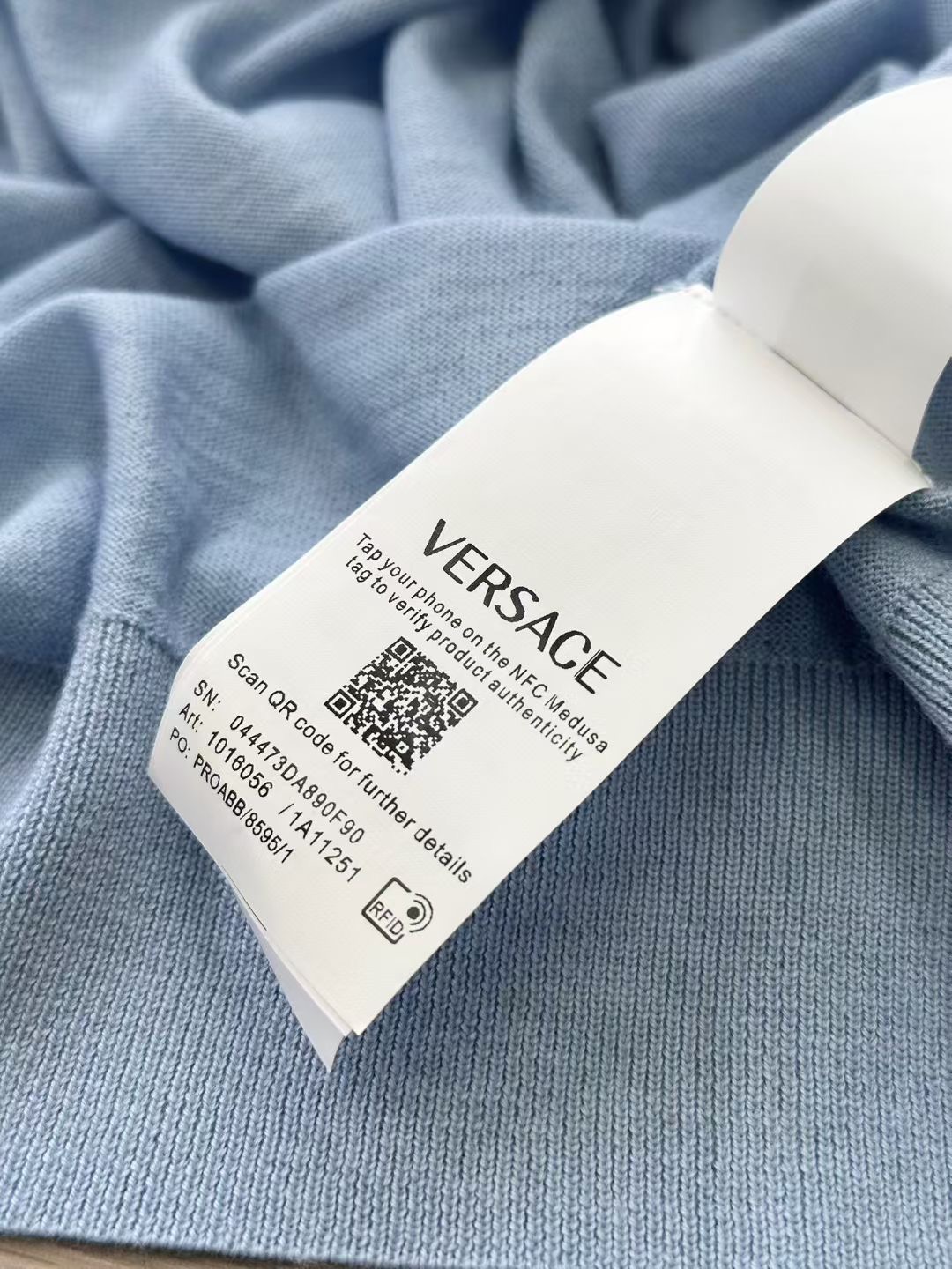 **do** เสื้อ VERSACE Medusa Embroidered Wool Sweater มีใส่ได้ ชาย หญิง สินค้าใหม่ ของแท้