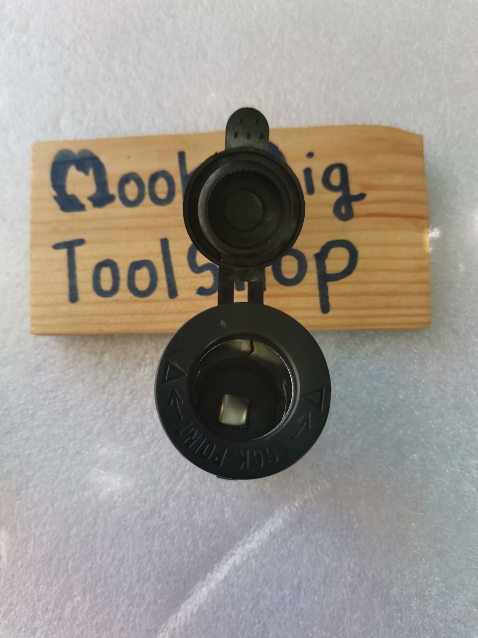 ช่่องเสียบจุดบุหรี่ ปลั๊กบุหรี่ 12V พร้อมจุกยางกันน้ำ รองรับกระแส 15A งาน Power Box